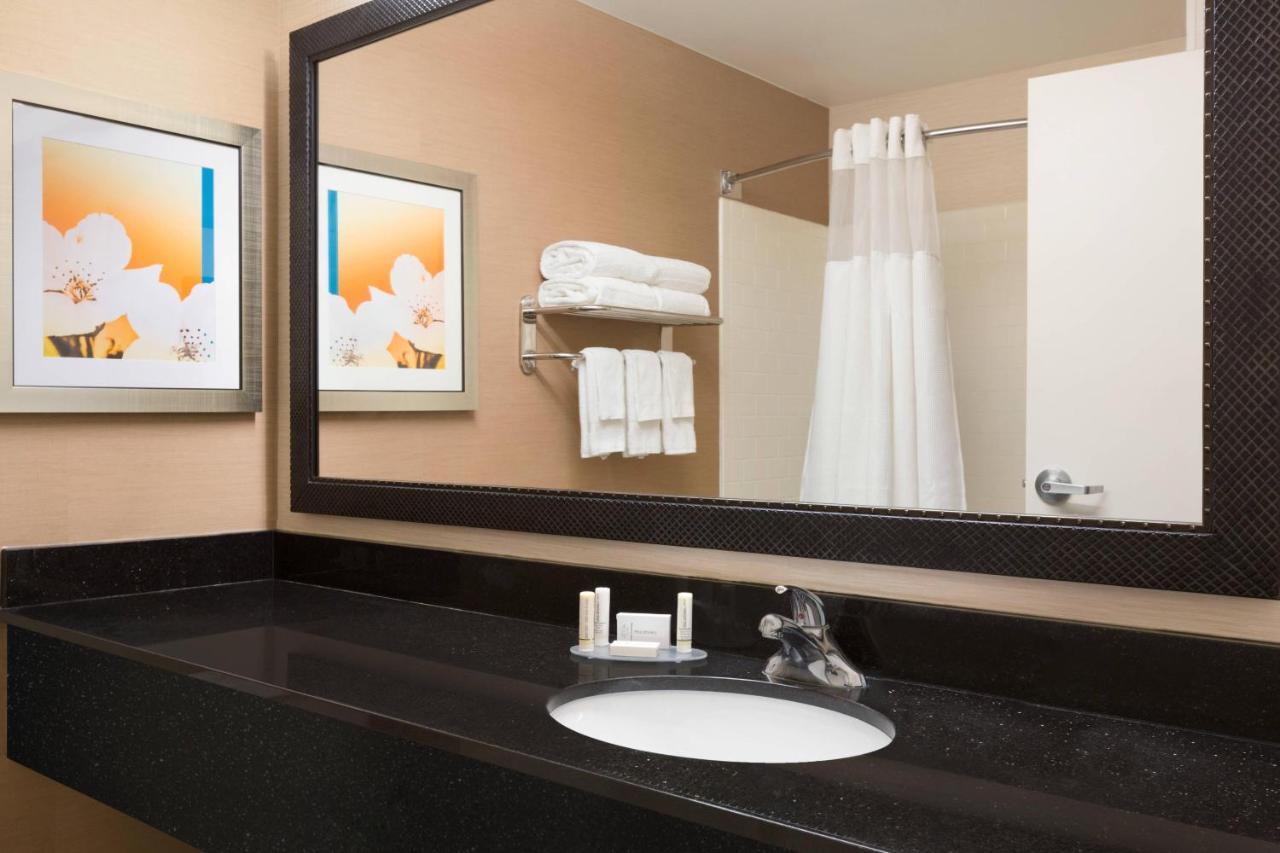 Westfield Comfort Inn & Suites מראה חיצוני תמונה