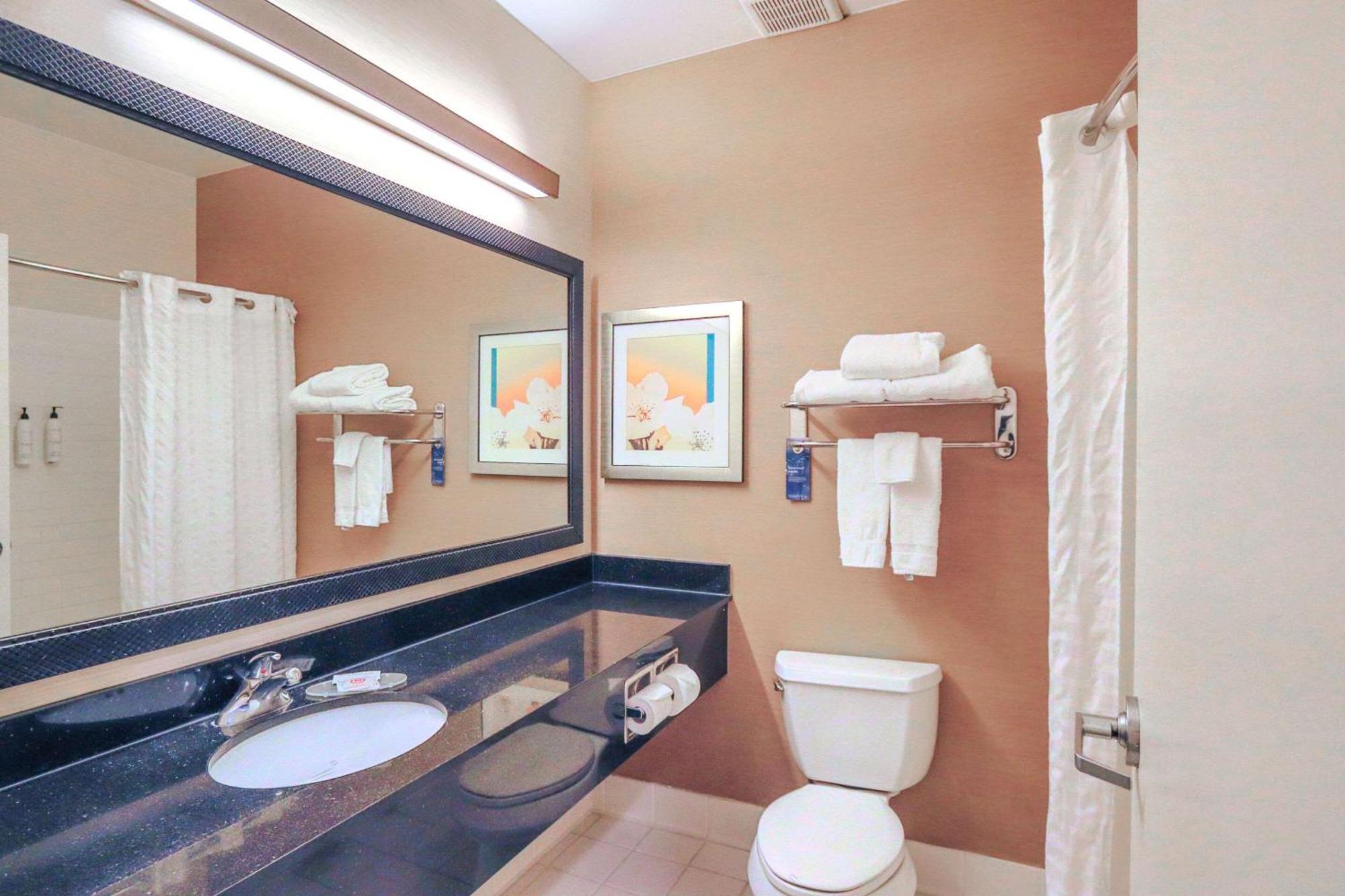 Westfield Comfort Inn & Suites מראה חיצוני תמונה