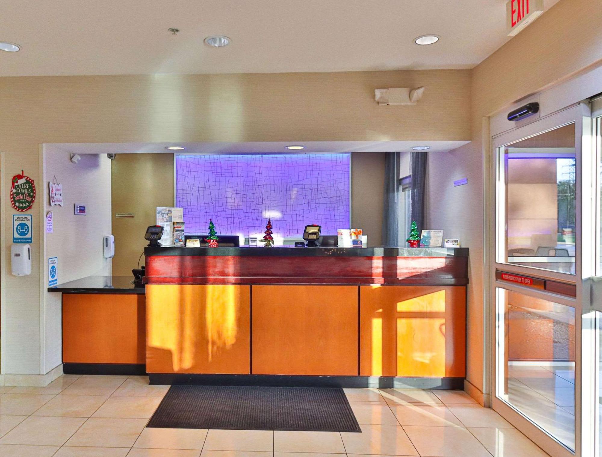 Westfield Comfort Inn & Suites מראה חיצוני תמונה